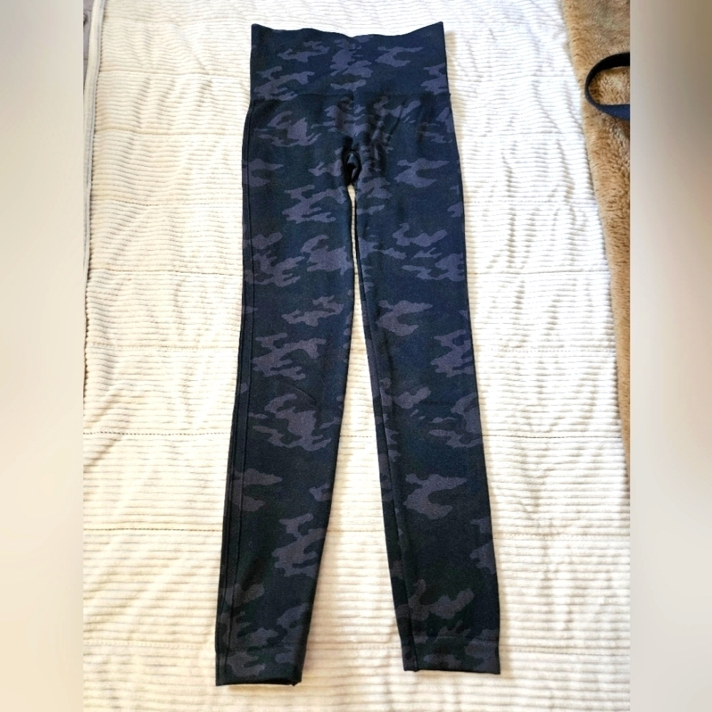 SPANX Women's Camouflage Black/Gray Leggings Size S